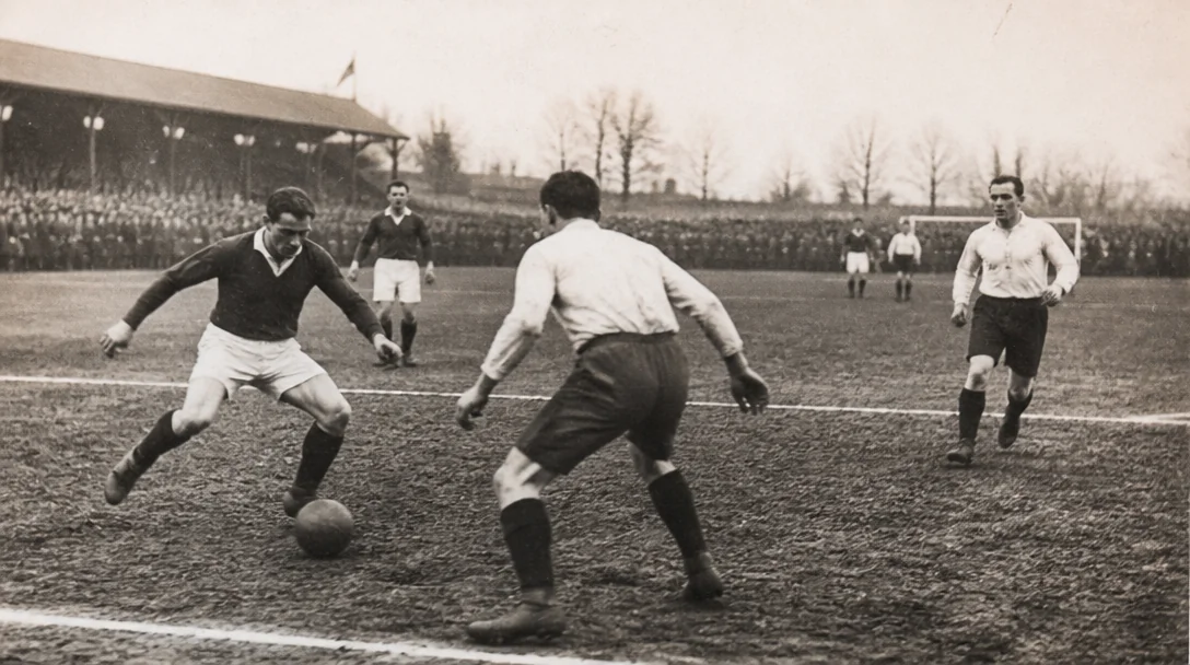 Svartvitt sepiabilds av tidig 1900-talsfotbollsmatch i Göteborg