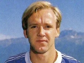 Dan Corneliusson i Comos matchtröja under en fotbollsmatch på 1980-talet