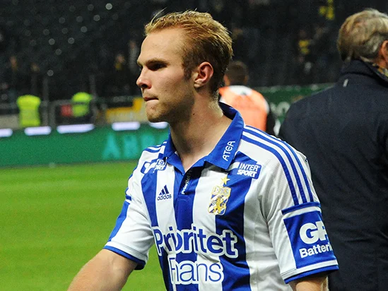 Gustav Engvall i IFK Göteborgs blåvitrandiga matchtröja på planen efter en match 2015
