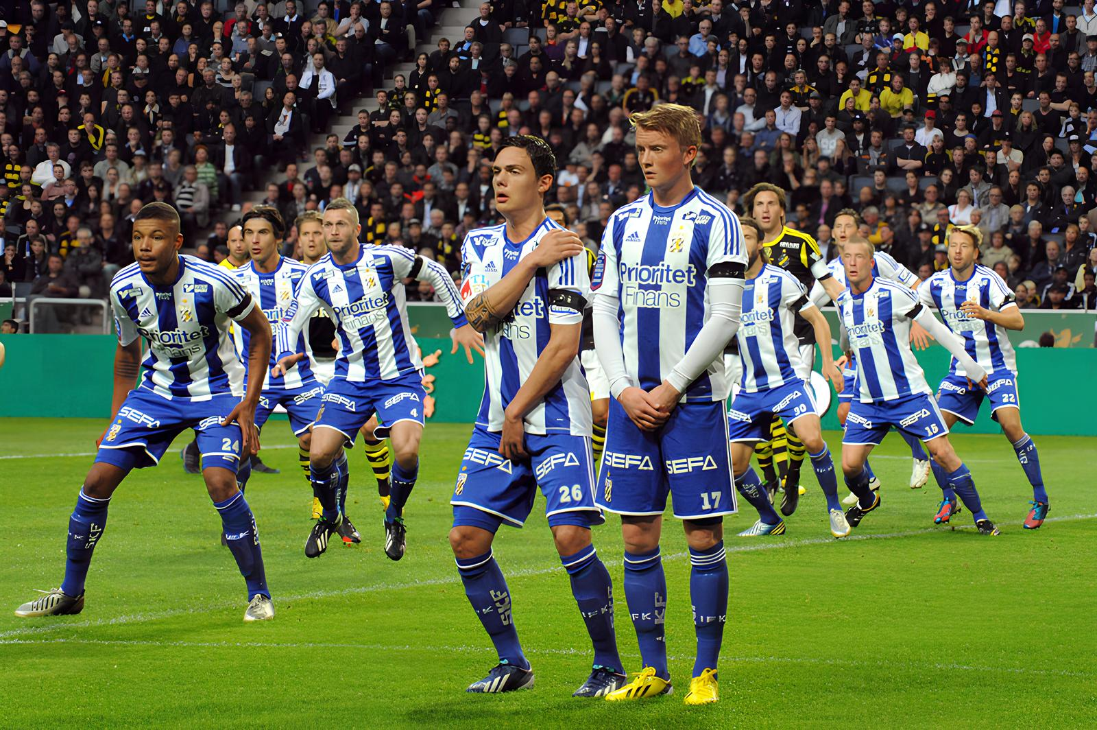 IFK Göteborg-spelare i blåvita matchtröjor under en fotbollsmatch