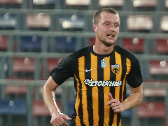 Jakob Johansson i AEK Atens matchtröja under en fotbollsmatch