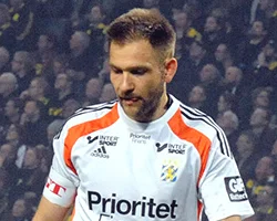 John Alvbåge i IFK Göteborgs vita bortatröja under en match 2014
