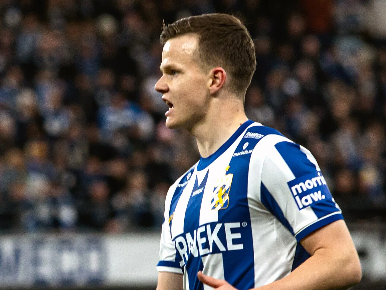 Kolbeinn Thordarson i IFK Göteborgs blåvita tröja under en match mot AIK