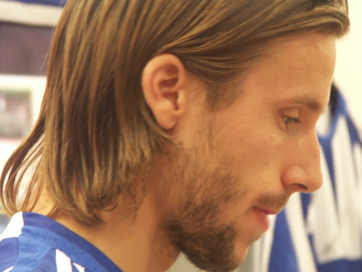 Mattias Bjärsmyr i profil med långt hår och IFK Göteborgs blåvitrandiga tröja på Bokmässan i Göteborg 2008