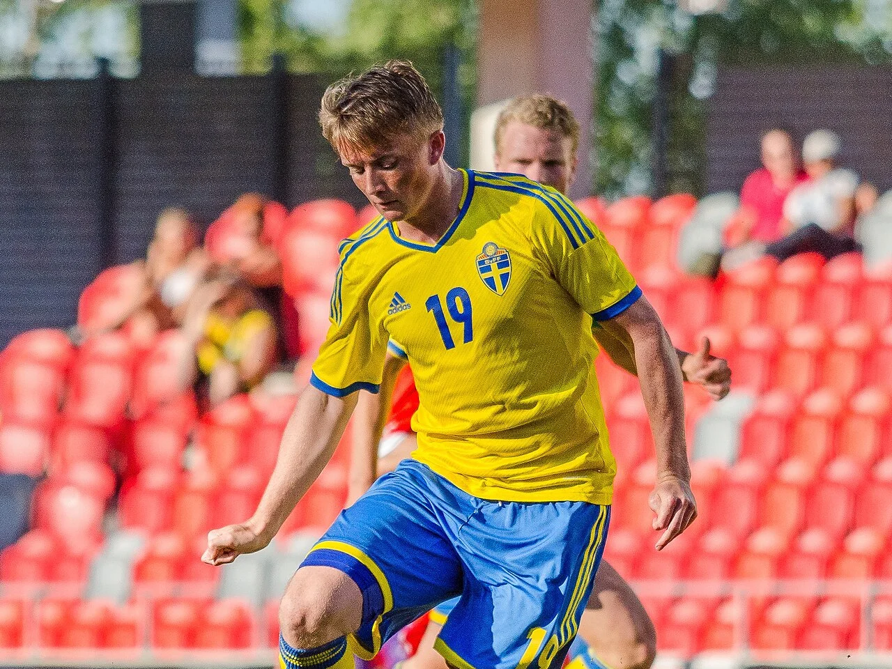 Sam Larsson i Sveriges gula U21-tröja med nummer 19 under en landskamp mot Schweiz 2013